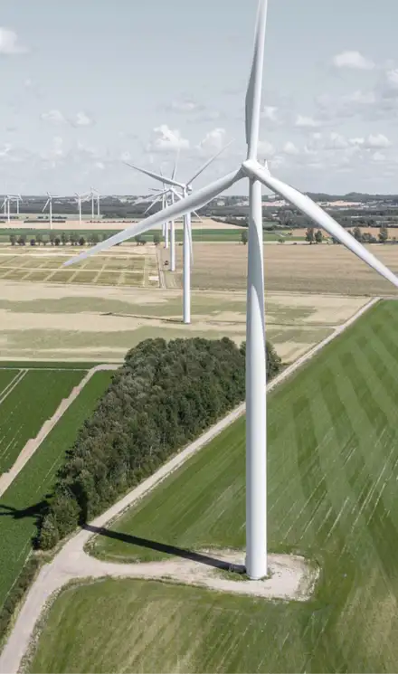 Windkraftanlagen auf landwirtschaftlichen Flaechen aus der Luft Windkraftanlagen auf landwirtschaftlichen Flaechen aus der Luft