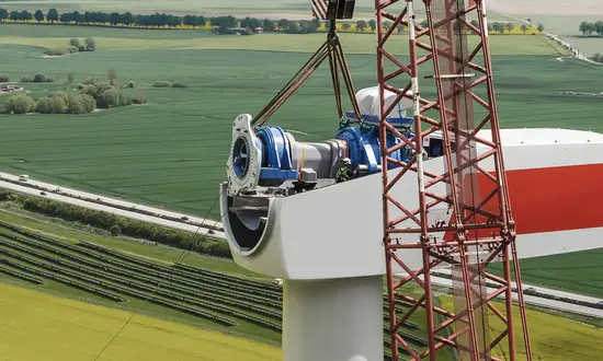 Wie funktioniert ein Windrad genau? Moderne Windenergieanlagen wandeln Windenergie über Rotorblätter, Nabe, Generator, Umrichter und Transformator in netzfähigen Strom um. Dieser Artikel zeigt einfach erklärt, wie eine Windkraftanlage aufgebaut ist und wie Strom aus Wind entsteht.