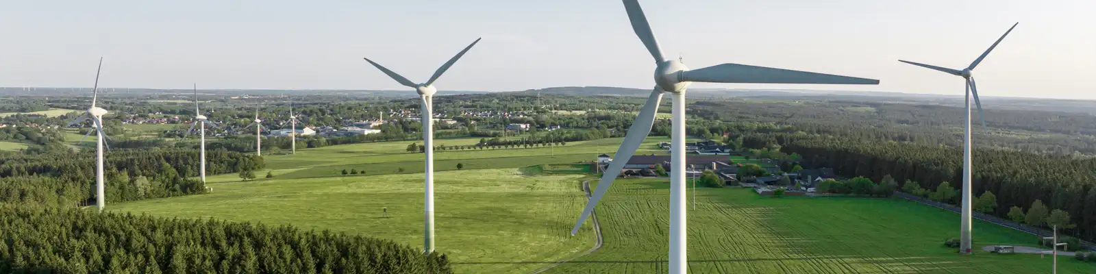 Zahlreiche Windräder auf Acker- und Waldflächen. Zahlreiche Windräder auf Acker- und Waldflächen.