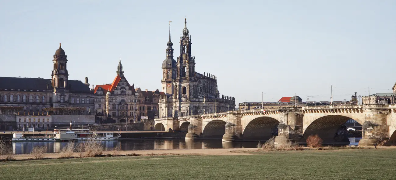 Ansicht der Augustusbrücke und des Dresdner Doms mit Elbe und Elbwiesen in Dresden.