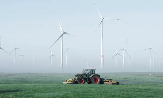 Acker für Windrad verpachten Ein Traktor fährt auf einem Acker für Windrad verpachten
