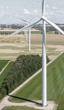 Windkraftanlagen auf landwirtschaftlichen Flaechen aus der Luft Windkraftanlagen auf landwirtschaftlichen Flaechen aus der Luft