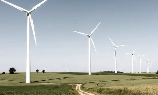 Die Windkraft wird erwachsener, und der Trend ist seit Jahren klar: Anlagen werden größer, Windparks komplexer, und die Anforderungen an Netz, Bau und Betrieb ziehen mit. Dieser Artikel zeigt, was die Windenergie in Zukunft für Flächeneigentümer, Kommunen, Betreiber und Unternehmen parat halten könnte.